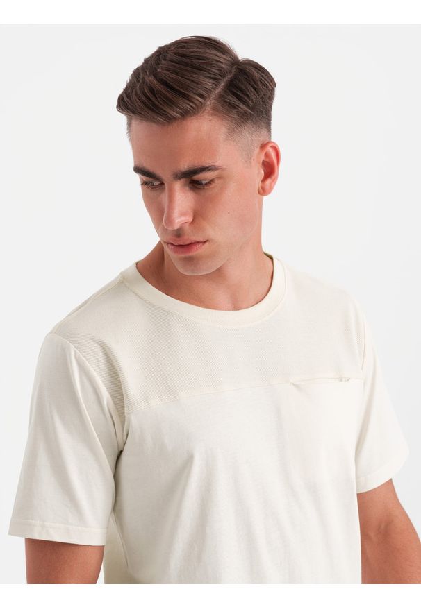 Ombre Clothing - Męski t-shirt z kieszonką LOOSE FIT – biały V8 OM-TSCT-0171 - XXL. Okazja: na co dzień. Kolor: biały. Materiał: bawełna, prążkowany. Wzór: aplikacja. Styl: klasyczny, casual