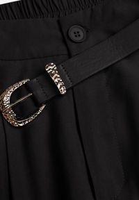 Renee - Czarne Garniturowe Spodnie Szerokie z Wiskozy z Paskiem Moun. Kolor: czarny. Materiał: wiskoza. Styl: elegancki #2