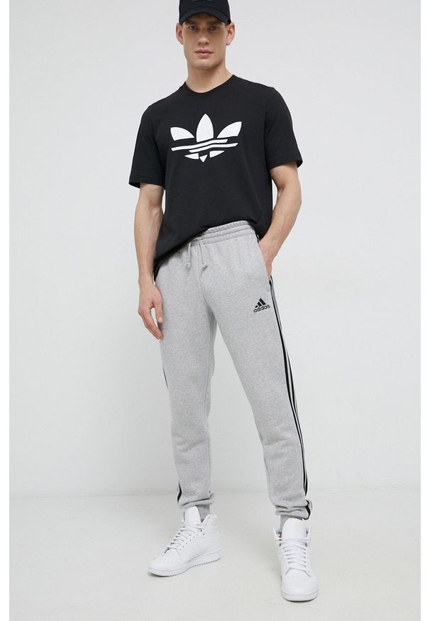 Adidas - adidas Spodnie męskie kolor szary z aplikacją. Kolor: szary. Materiał: materiał, bawełna, dzianina. Wzór: aplikacja
