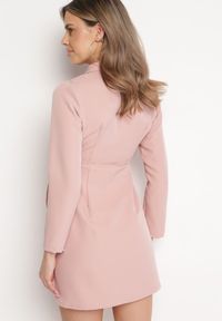Born2be - Różowa Marynarkowa Sukienka Mini z Kopertową Górą Nivrade. Kolor: różowy. Typ sukienki: kopertowe. Długość: mini #2