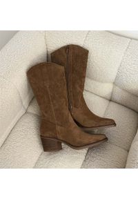 eVento - Beżowe ażurowe kozaki damskie, kowbojki Evento 9450. Okazja: na co dzień. Kolor: beżowy. Szerokość cholewki: normalna. Wzór: ażurowy. Materiał: zamsz. Sezon: wiosna, jesień, lato. Obcas: na obcasie. Styl: casual, elegancki, klasyczny. Wysokość obcasa: średni #1