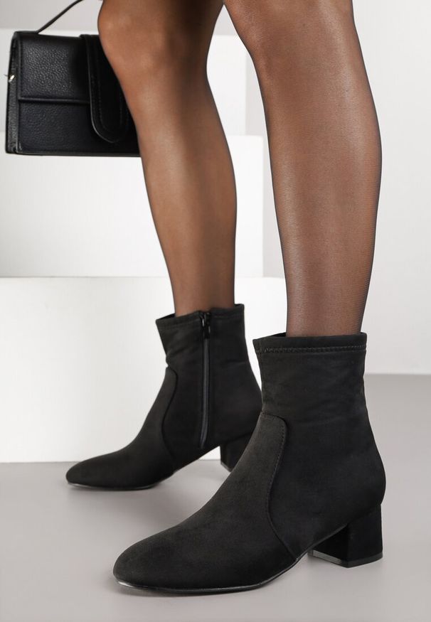 Renee - Czarne Botki Vices na Słupku Ozdobione Przeszyciem Ariske. Okazja: na co dzień. Kolor: czarny. Wzór: aplikacja. Obcas: na słupku. Styl: elegancki, casual