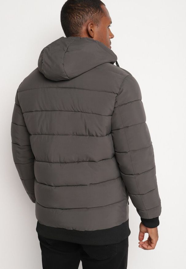 Born2be - Ciemnoszara Kurtka z Pikowanymi Przeszyciami i Kapturem Edantina. Okazja: na co dzień. Kolor: szary. Materiał: jeans, materiał. Styl: sportowy, klasyczny, elegancki, casual