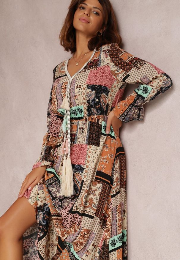 Renee - Beżowa Sukienka Althithoe. Typ kołnierza: dekolt w serek. Kolor: beżowy. Wzór: kolorowy, aplikacja. Długość: maxi