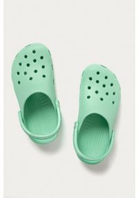 Crocs Klapki dziecięce kolor zielony. Nosek buta: okrągły. Kolor: zielony. Materiał: materiał. Wzór: gładki. Obcas: na obcasie. Wysokość obcasa: niski