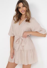Born2be - Beżowa Sukienka Hyromela. Kolor: beżowy. Materiał: tkanina, materiał. Wzór: gładki. Typ sukienki: rozkloszowane. Długość: mini #1
