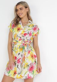 Born2be - Żółto-Biała Koszulowa Sukienka Mini z Krótkim Rękawem i Materiałowym Paskiem z Bawełny Jadia. Okazja: na co dzień. Kolor: żółty. Materiał: bawełna, materiał. Długość rękawa: krótki rękaw. Wzór: kwiaty. Typ sukienki: koszulowe. Styl: casual. Długość: mini #1