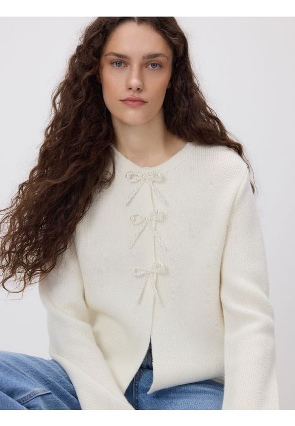 Reserved - Kardigan z kokardkami - kremowy. Typ kołnierza: kokarda. Kolor: kremowy. Materiał: dzianina, wełna