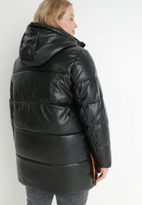 Born2be - Czarno-Pomarańczowa Kurtka Zimowa Pikowana Hirorve. Typ kołnierza: kołnierzyk stójkowy. Kolekcja: plus size. Kolor: czarny. Sezon: zima #7