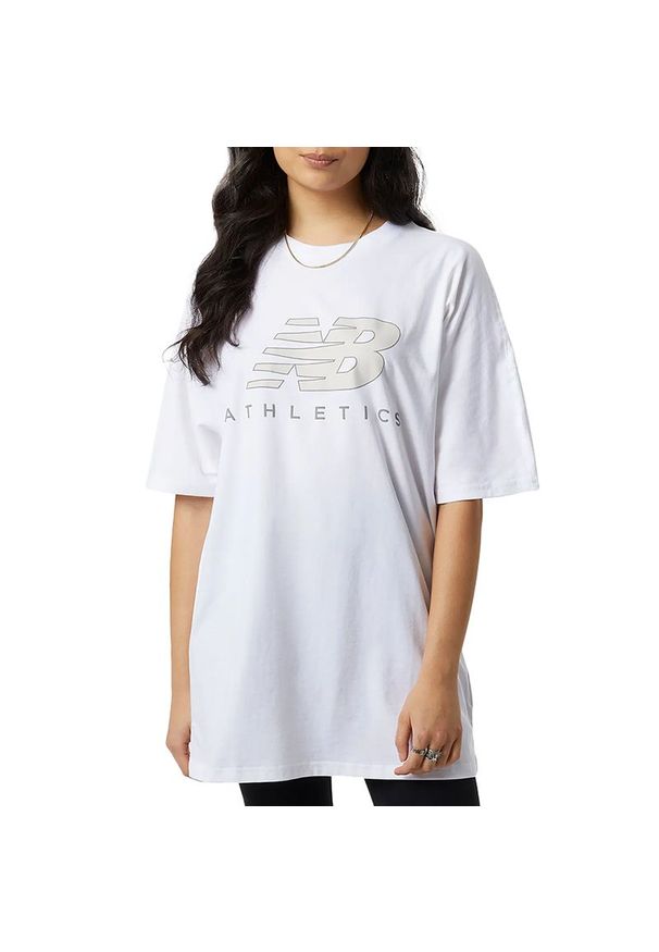 Koszulka New Balance WT23503WT - biała. Kolor: biały. Materiał: bawełna. Długość rękawa: krótki rękaw. Długość: krótkie. Wzór: aplikacja