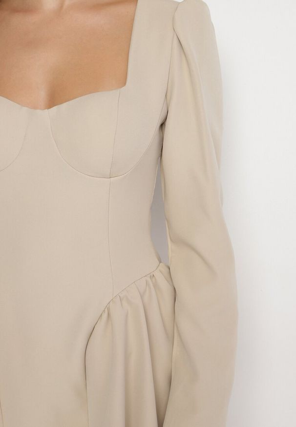 Born2be - Beżowa Koktajlowa Sukienka o Rozkloszowanym Kroju z Falbankami i Gorsetem Farian. Typ kołnierza: dekolt gorset, kołnierz z falbankami. Kolor: beżowy. Długość rękawa: długi rękaw. Typ sukienki: gorsetowe. Styl: wizytowy