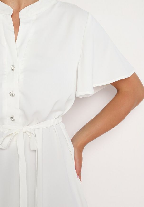 Born2be - Biała Sukienka Trapezowa z Koszulową Górą i Materiałowym Paskiem w Talii Vikiiona. Okazja: na spotkanie biznesowe. Typ kołnierza: dekolt w kształcie V. Kolor: biały. Materiał: materiał. Długość rękawa: krótki rękaw. Typ sukienki: trapezowe, koszulowe. Styl: biznesowy