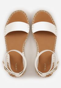 Renee - Białe Sandały VICES na Plecionej Grubej Podeszwie z Paskiem Wokół Kostki Casilla. Okazja: na spacer, na imprezę. Zapięcie: pasek. Kolor: biały. Materiał: koronka. Wzór: haft. Sezon: lato. Styl: elegancki #9