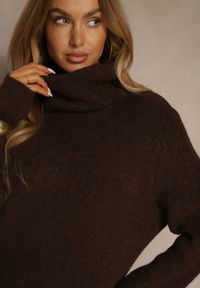 Renee - Brązowa Sweterkowa Sukienka Golf z Wełną i Wiskozą Fedorina. Okazja: na co dzień. Typ kołnierza: golf. Kolor: brązowy. Materiał: wiskoza, wełna. Typ sukienki: oversize. Styl: casual. Długość: midi #2