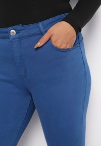 Born2be - Granatowe Bawełniane Spodnie o Fasonie Slim Brissana. Kolor: niebieski. Materiał: bawełna