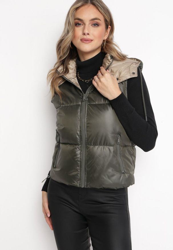 Born2be - Ciemnozielona Pikowana Kamizelka z Odpinanym Kapturem Winncea. Okazja: na co dzień. Kolor: zielony. Materiał: jeans. Styl: casual