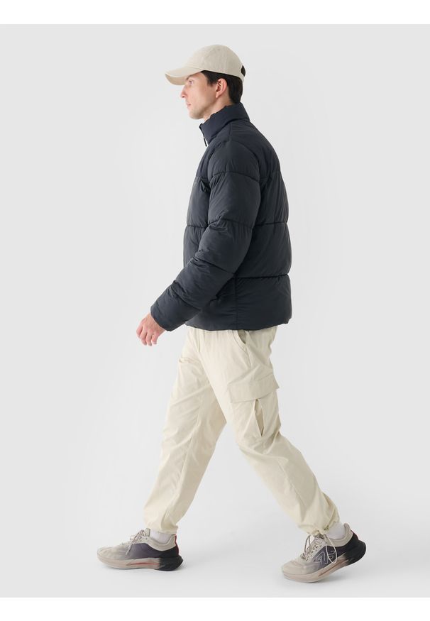 4f - 4F Kurtka puchowa z syntetycznym wypełnieniem męska - czarna M. Okazja: na co dzień. Typ kołnierza: kołnierzyk stójkowy. Kolor: czarny. Materiał: syntetyk, puch. Długość: długie. Wzór: gładki. Sezon: zima. Styl: casual, klasyczny, sportowy