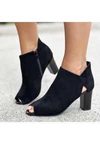 Czarne zabudowane sandały damskie Jezzi Asa107-35 Słupek. Kolor: czarny. Materiał: zamsz. Obcas: na słupku #1