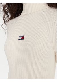 Tommy Jeans Sukienka dzianinowa Badge DW0DW22167 Écru Regular Fit. Materiał: bawełna