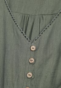 Renee - Zielona Sukienka z Lnem i Wiskozą o Rozkloszowanym Kroju z Ozdobnymi Guzikami Maitena. Okazja: na co dzień. Typ kołnierza: dekolt w kształcie V. Kolor: zielony. Materiał: wiskoza, len. Długość rękawa: długi rękaw. Typ sukienki: rozkloszowane. Styl: elegancki, casual #6