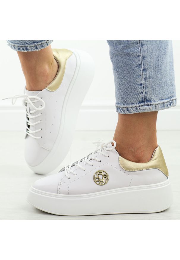 Białe skórzane sneakersy damskie na platformie Filippo Dp6058/25. Nosek buta: okrągły. Kolor: biały. Materiał: skóra. Szerokość cholewki: normalna. Wzór: aplikacja. Sezon: wiosna, jesień, lato. Obcas: na platformie