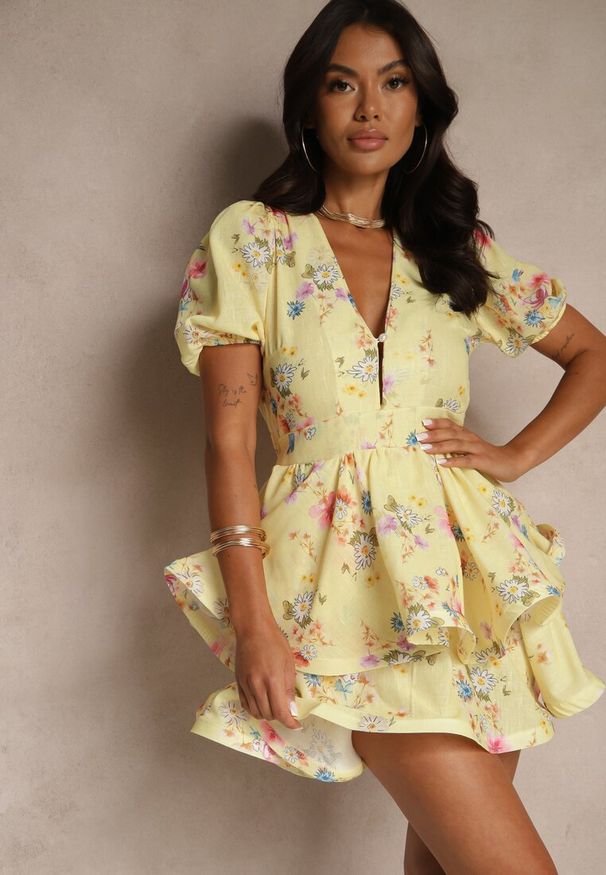 Renee - Żółta Rozkloszowana Sukienka z Bawełny Zdobiona Falbanami i Kwiatowym Wzorem Sarolisse. Okazja: na co dzień. Typ kołnierza: dekolt w kształcie V. Kolor: żółty. Materiał: bawełna. Długość rękawa: krótki rękaw. Wzór: aplikacja, kwiaty. Styl: casual