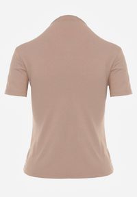 Born2be - Beżowy Dopasowany T-shirt z Wiskozy z Golfem Isovera. Okazja: na spotkanie biznesowe, do pracy. Typ kołnierza: golf. Kolor: beżowy. Materiał: wiskoza. Długość rękawa: krótki rękaw. Długość: krótkie. Wzór: aplikacja. Styl: biznesowy, elegancki #5