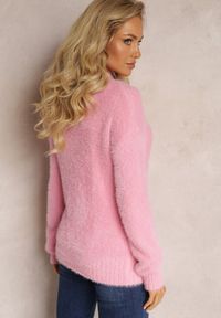 Renee - Ciemnoróżowy Dzianinowy Sweter z Dłuższym Włosiem i Półgolfem Christiam. Kolor: różowy. Materiał: dzianina. Długość rękawa: długi rękaw. Długość: długie. Wzór: aplikacja. Styl: elegancki #4