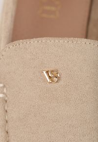 Renee - Jasnobeżowe Mokasyny VICES z Wkładką ze Skóry Naturalnej i Metalicznym Elementem Alcimene. Nosek buta: okrągły. Kolor: beżowy. Materiał: skóra. Obcas: na obcasie. Wysokość obcasa: niski #7