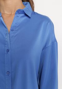Born2be - Niebieska Koszula na Guziki o Przedłużonym Kroju Alephio. Kolor: niebieski. Materiał: materiał. Długość: długie. Styl: elegancki #3