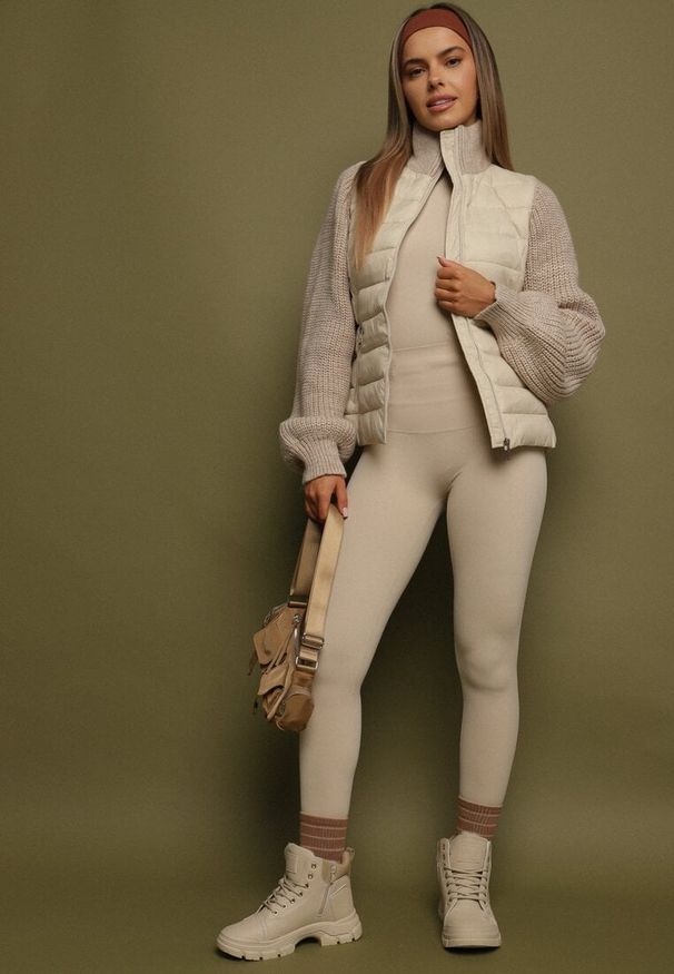 Born2be - Jasnobeżowa Kurtka Pikowana z Golfem i Dzianinowymi Rękawami Vertiera. Okazja: na co dzień. Typ kołnierza: golf. Kolor: beżowy. Materiał: dzianina. Styl: elegancki, casual