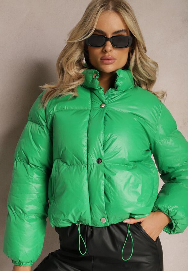 Renee - Zielona Pikowana Kurtka Puffer z Błyszczącym Wykończeniem Lonelia. Okazja: na co dzień. Kolor: zielony. Styl: street, casual