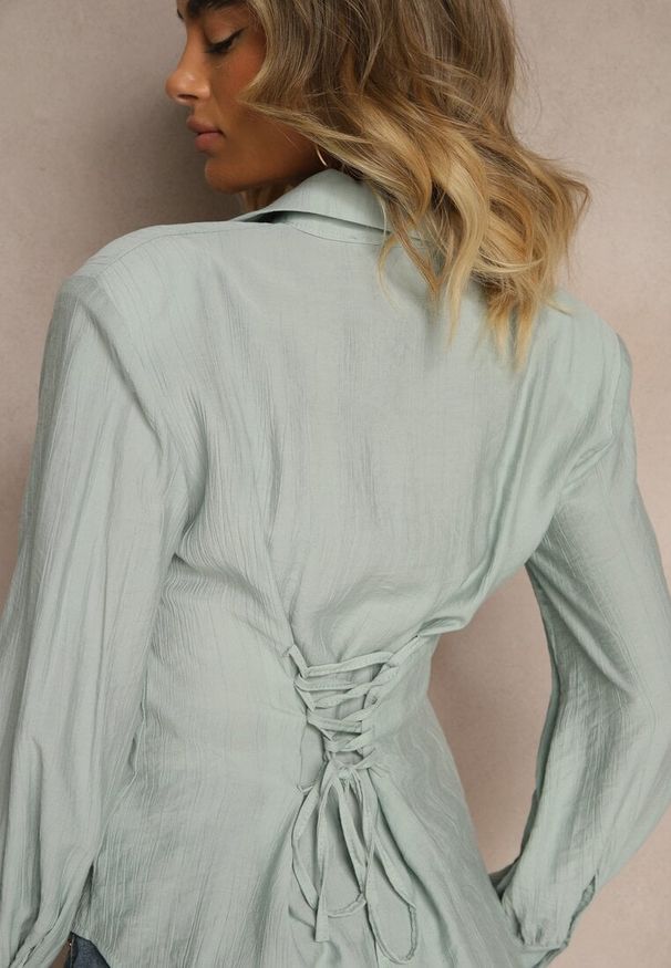 Renee - Jasnozielona Koszula z Usztywnioną Linią Ramion i Wiązaniem Meroniela. Okazja: na co dzień, na spotkanie biznesowe. Kolor: zielony. Materiał: jeans. Styl: biznesowy, elegancki, casual