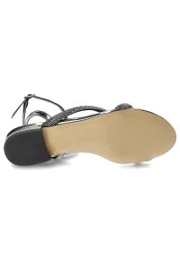 Czarne Sandały Bayla Eleganckie Płaskie Buty. Okazja: na imprezę, na ślub cywilny, na wesele. Zapięcie: pasek. Kolor: czarny. Materiał: lakier, skóra ekologiczna. Wzór: paski, aplikacja. Obcas: na obcasie. Styl: elegancki. Wysokość obcasa: niski #5