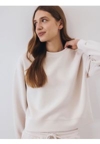 Reserved - Bluza z dodatkiem modalu - beżowy. Kolor: beżowy. Materiał: dzianina #1
