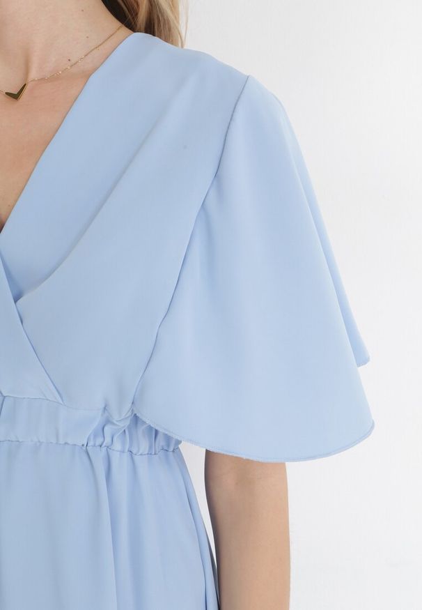 Born2be - Niebieska Rozkloszowana Sukienka Midi z Kopertowym Dekoltem i Gumką w Talii Muntani. Kolor: niebieski. Długość rękawa: krótki rękaw. Typ sukienki: kopertowe. Długość: midi