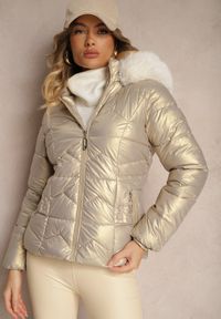 Renee - Beżowa Pikowana Kurtka z Metalicznym Połyskiem i Odpinanym Kapturem z Futerkiem Ravithae. Okazja: do pracy, na co dzień. Kolor: beżowy. Materiał: futro. Styl: casual, elegancki
