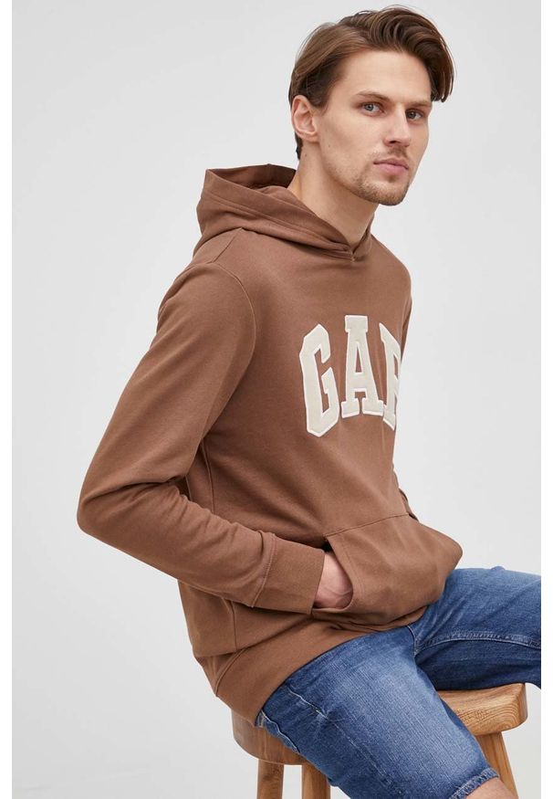 GAP bluza bawełniana męska kolor brązowy z kapturem z aplikacją. Okazja: na co dzień. Typ kołnierza: kaptur. Kolor: brązowy. Materiał: bawełna. Wzór: aplikacja. Styl: casual