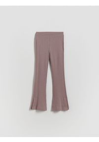 Reserved - Prążkowane legginsy flared - fioletowy. Kolor: fioletowy. Materiał: prążkowany #1