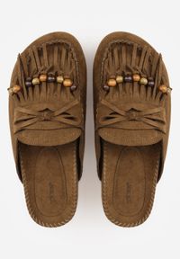 Born2be - Ciemnobeżowe Klapki VICES Typu Mule z Koralikami Frędzlami i Kokardą Dioleora. Okazja: na co dzień. Kolor: beżowy. Wzór: aplikacja. Styl: casual, elegancki #5