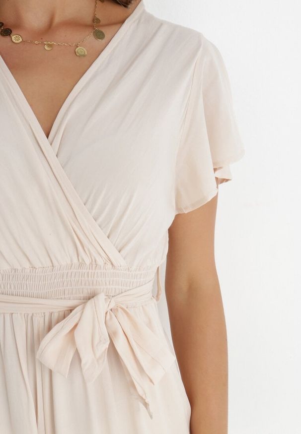 Born2be - Jasnobeżowy Kombinezon z Wiskozy Cephinous. Okazja: na co dzień. Kolor: beżowy. Materiał: wiskoza. Długość rękawa: krótki rękaw. Długość: krótkie. Wzór: jednolity. Sezon: lato. Styl: casual