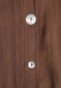 Renee - Brązowa Oversizowa Koszula z Wiskozą i Lnem z Guzikami o Różnej Wielkości Drenrya. Okazja: na co dzień. Kolor: brązowy. Materiał: wiskoza, len. Styl: casual #4