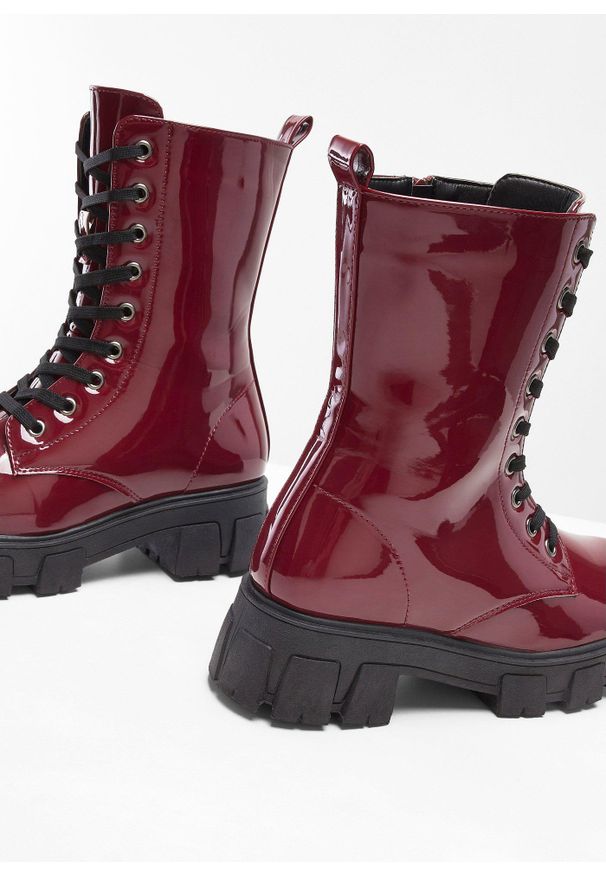 bonprix - Botki sznurowane, lakierowane. Okazja: na co dzień. Kolor: czerwony. Materiał: lakier. Styl: militarny, casual