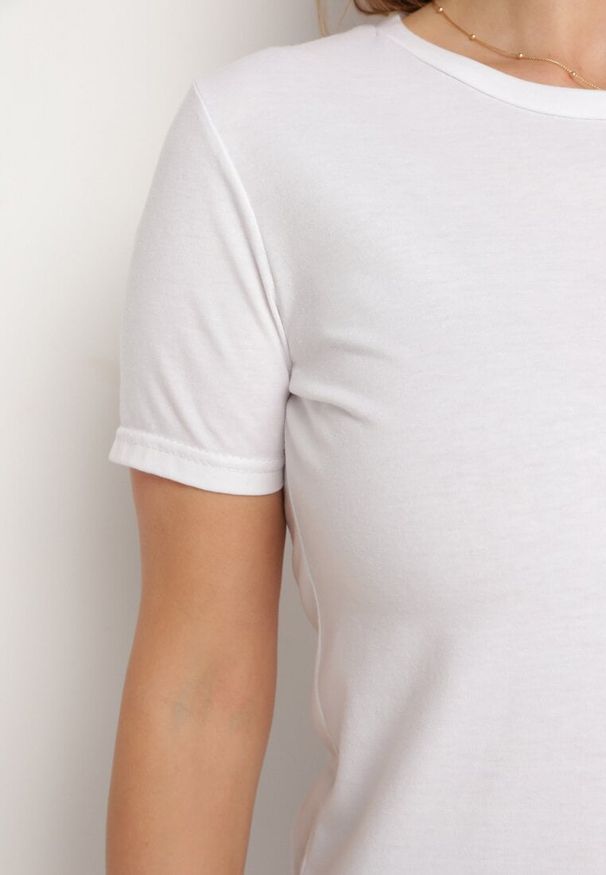 Born2be - Biały Gładki T-shirt z Krótkim Rękawem Elldora. Okazja: na co dzień. Kolor: biały. Materiał: bawełna, jeans. Długość rękawa: krótki rękaw. Długość: krótkie. Wzór: gładki. Styl: casual