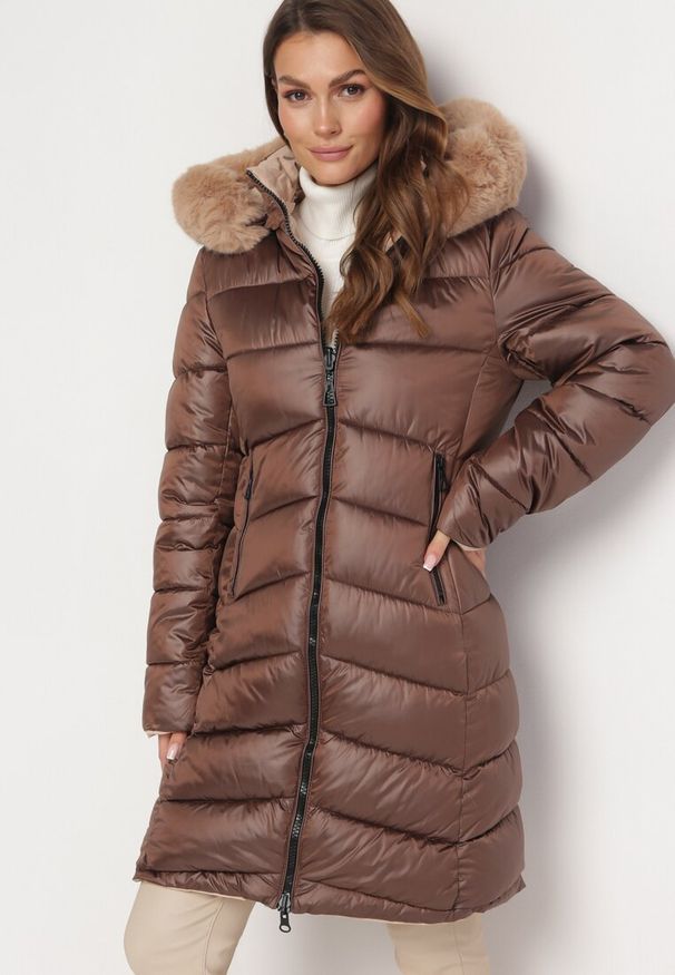 Born2be - Brązowa Pikowana Kurtka Dwustronna przed Kolano z Kapturem i Futerkiem Niragres. Typ kołnierza: kaptur. Kolor: brązowy. Materiał: futro. Wzór: aplikacja