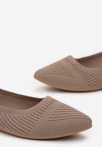 Renee - Ciemnobeżowe Wsuwane Balerinki z Miękkiego Materiału Omenikkes. Okazja: na spacer. Zapięcie: bez zapięcia. Kolor: beżowy. Materiał: materiał. Sezon: lato #4