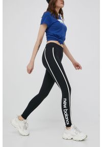 New Balance legginsy damskie kolor czarny z aplikacją. Kolor: czarny. Materiał: poliester. Wzór: aplikacja