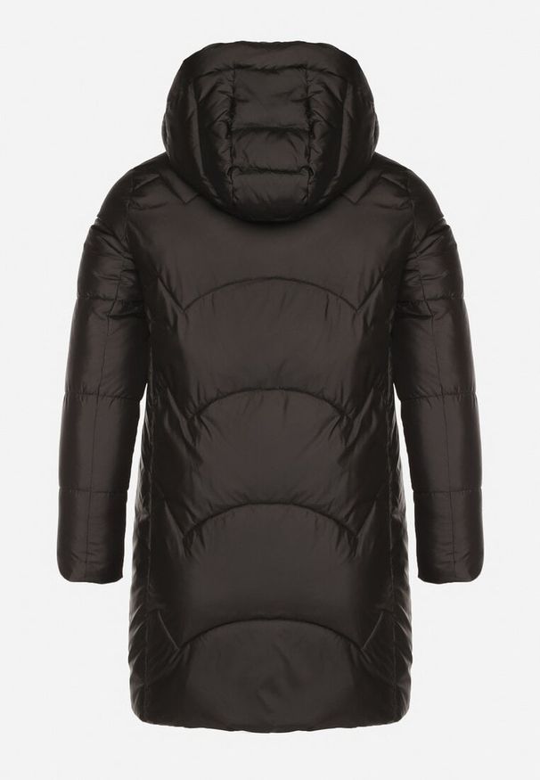 Born2be - Czarna Długa Pikowana Kurtka z Nieodpinanym Kapturem Mevessia. Okazja: na co dzień. Kolor: czarny. Materiał: jeans. Długość: długie. Styl: klasyczny, casual, elegancki