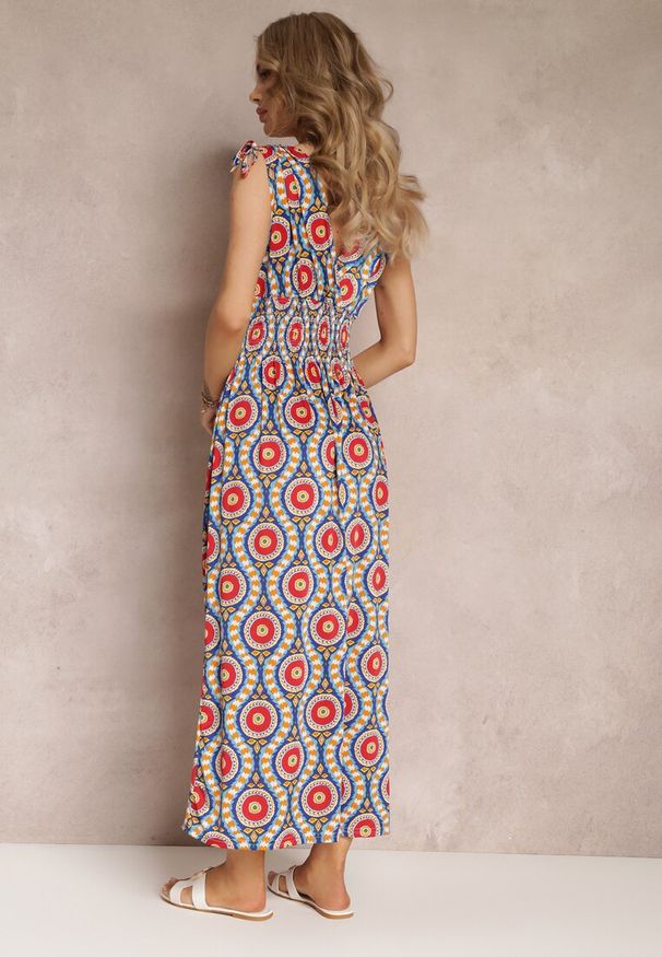 Renee - Niebiesko-Czerwona Rozkloszowana Sukienka z Wiskozy w Fantazyjny Print Karlene. Kolor: czerwony. Materiał: wiskoza. Wzór: nadruk. Styl: wakacyjny. Długość: maxi