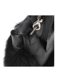 Czarno Elegancka Torebka Luka-Pelli Plecaczek Z Naturalnym Futrem Z Lisa. Kolor: czarny. Wzór: aplikacja. Materiał: futrzane. Styl: elegancki. Rodzaj torebki: na ramię #5